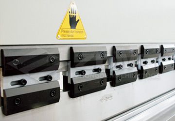 折弯机夹具.jpg 折弯机夹具.jpg