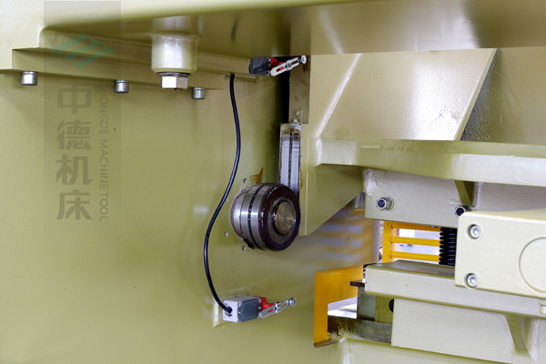 ZDG-640闸式刀架布局,刀架上下垂直活动任务,轴承受力小无磨损,以是能久长切确节制刀片空隙,并能调理剪切角度,晋升产物品德,又明显进步刀片利用寿命.jpg ZDG-640闸式刀架布局,刀架上下垂直活动任务,轴承受力小无磨损,以是能久长切确节制刀片空隙,并能调理剪切角度,晋升产物品德,又明显进步刀片利用寿命.jpg