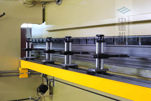 ZDP-16060高精度滚珠丝杆后档料布局,可调式4组档指,手摇起落,可顺应差别模具;横梁双线轨设想,零游隙.jpg ZDP-16060高精度滚珠丝杆后档料布局,可调式4组档指,手摇起落,可顺应差别模具;横梁双线轨设想,零游隙.jpg