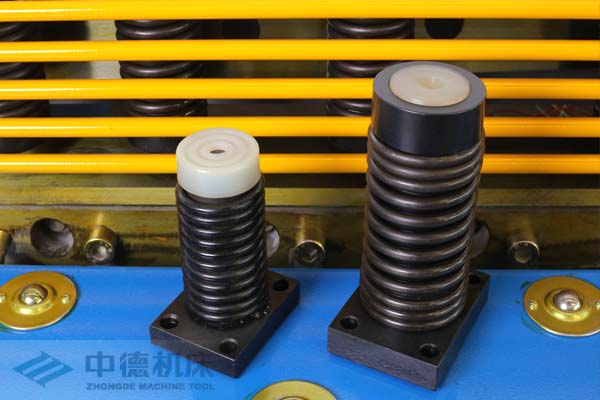 ZDS-1632接纳高品德压料油缸,不渗油不会在板材外表留有油污.jpg ZDS-1632接纳高品德压料油缸,不渗油不会在板材外表留有油污.jpg